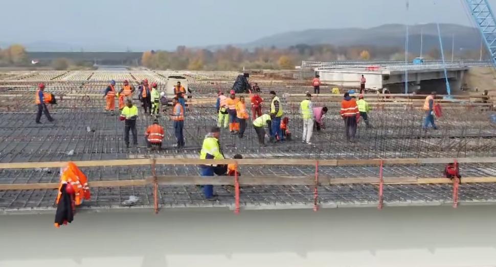 Imagini de pe șantierul Autostrăzii Sibiu-Pitești. 18 kilometri vor fi dați în circulație în acest an 933169