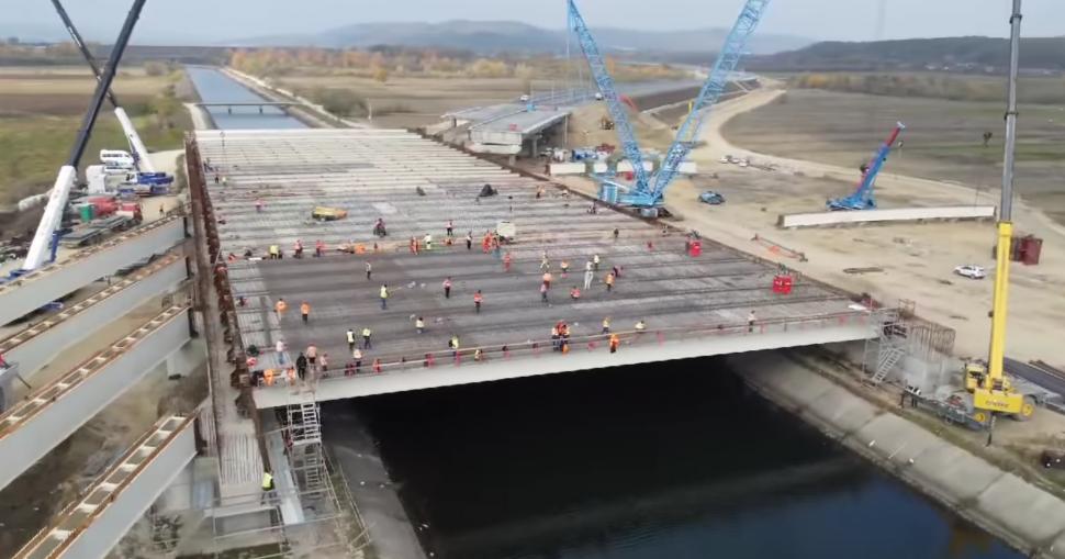 Imagini de pe șantierul Autostrăzii Sibiu-Pitești. 18 kilometri vor fi dați în circulație în acest an 933170