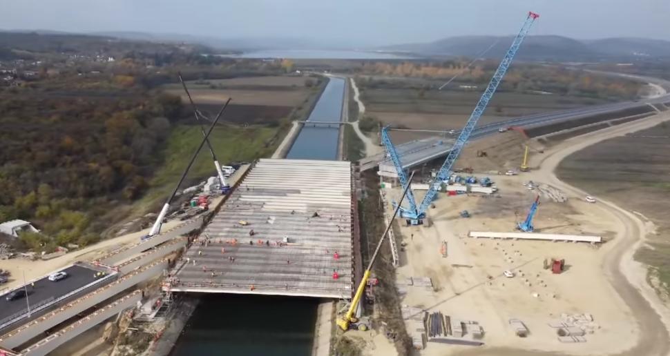Imagini de pe șantierul Autostrăzii Sibiu-Pitești. 18 kilometri vor fi dați în circulație în acest an 933171