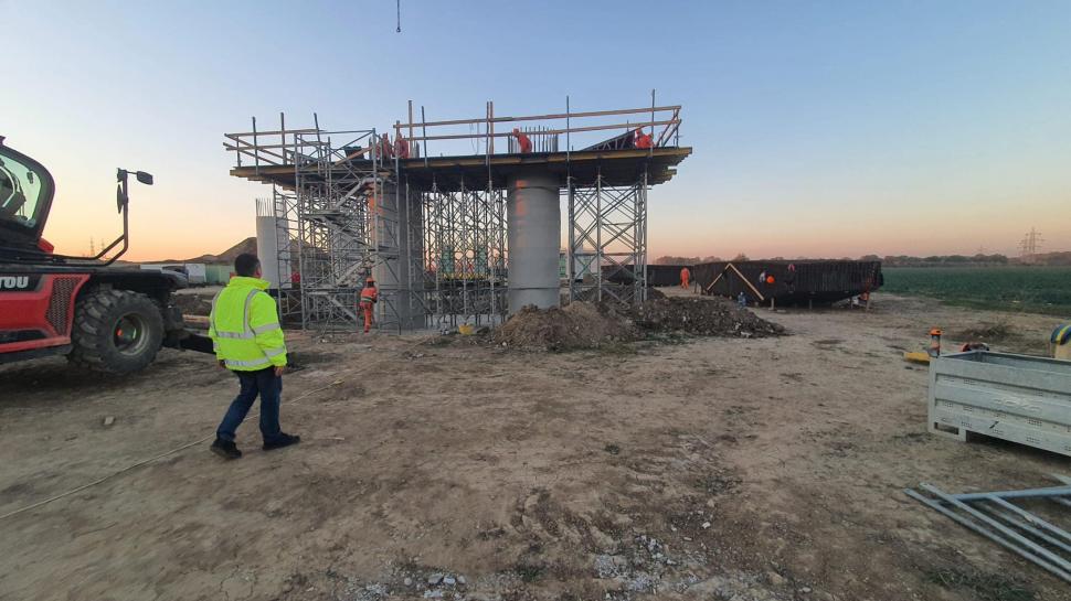 A început să se construiască podul peste lacul Cernica. Imagini de pe șantierul Autostrăzii București A0 Nord 933438
