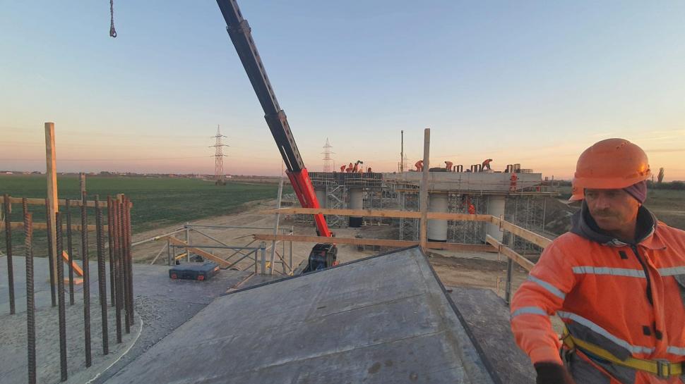 A început să se construiască podul peste lacul Cernica. Imagini de pe șantierul Autostrăzii București A0 Nord 933444