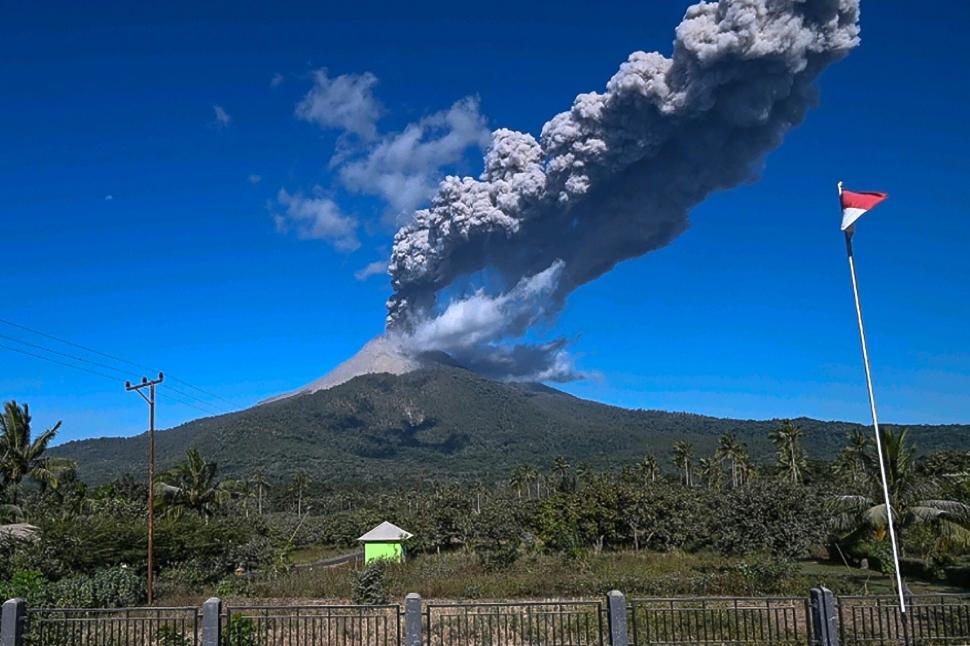 Ajutoare trimise de urgenţă după erupţia vulcanului din Indonezia: Sunt cel puțin 10 morți, zeci de răniți și mii de sinistrați 933311