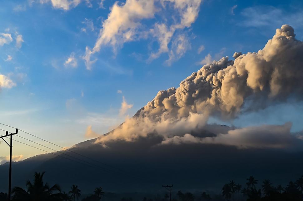 Ajutoare trimise de urgenţă după erupţia vulcanului din Indonezia: Sunt cel puțin 10 morți, zeci de răniți și mii de sinistrați 933312