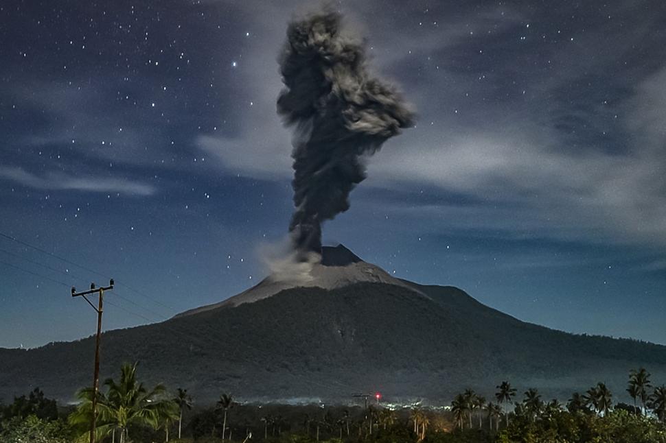 Ajutoare trimise de urgenţă după erupţia vulcanului din Indonezia: Sunt cel puțin 10 morți, zeci de răniți și mii de sinistrați 933313