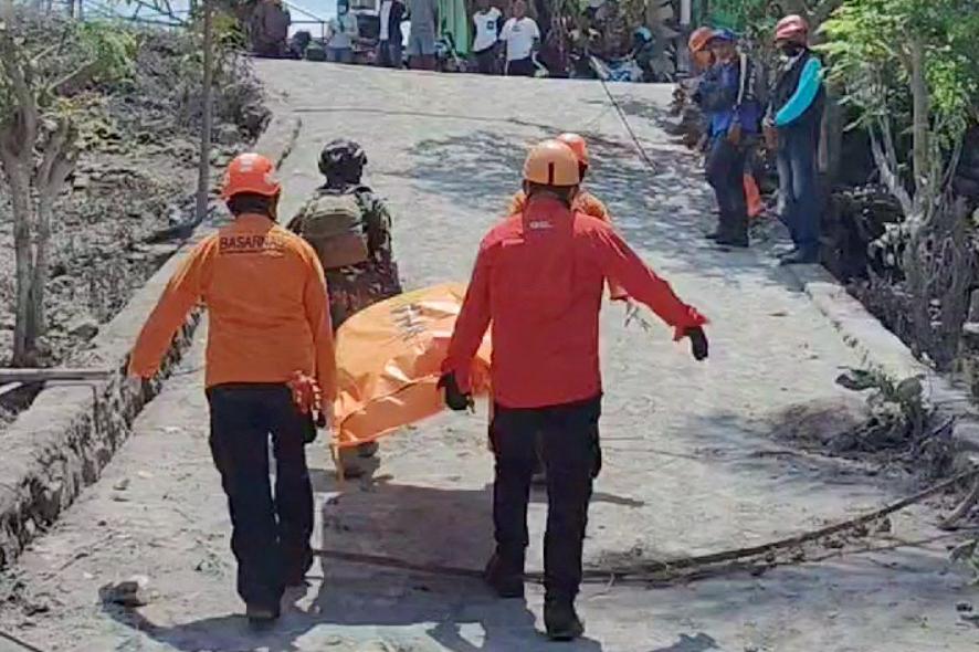 Ajutoare trimise de urgenţă după erupţia vulcanului din Indonezia: Sunt cel puțin 10 morți, zeci de răniți și mii de sinistrați 933315