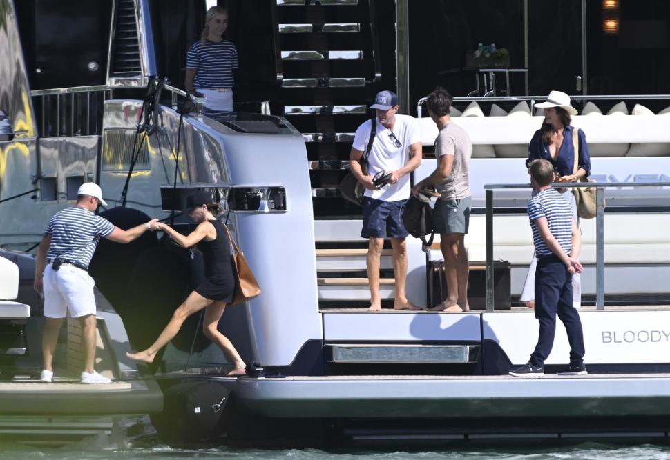 Imagini inedite cu petrecerea organizată de familia Beckham la bordul luxosului lor iaht. Cine au fost invitaţii de seamă 933382