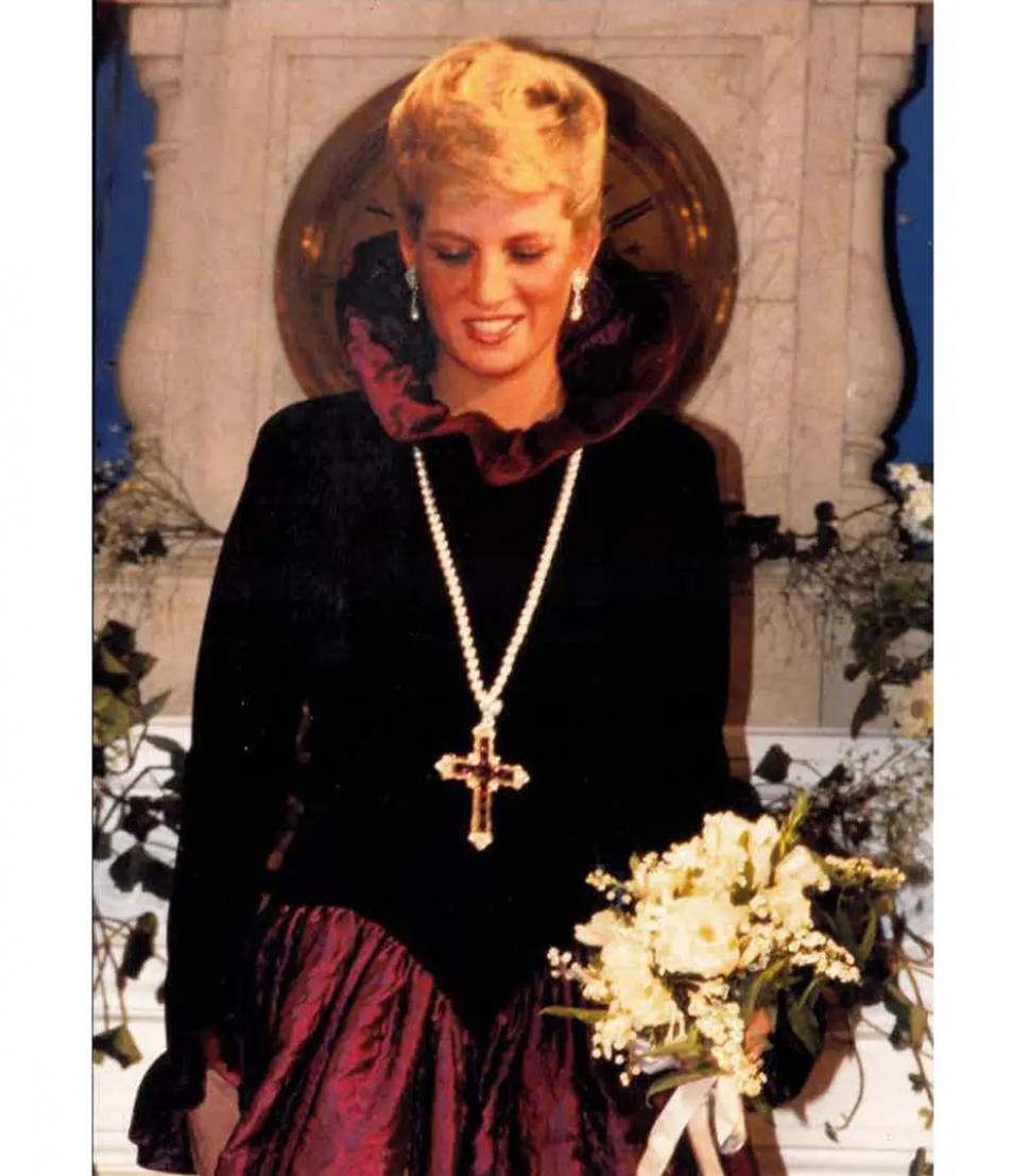 Kim Kardashian a stârnit controverse cu decolteul, după ce a ieșit prima dată în public purtând crucifixul preferat al Prințesei Diana 933364