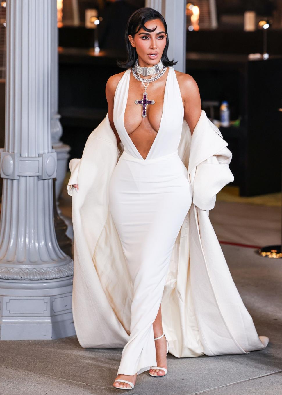 Kim Kardashian a stârnit controverse cu decolteul, după ce a ieșit prima dată în public purtând crucifixul preferat al Prințesei Diana 933366