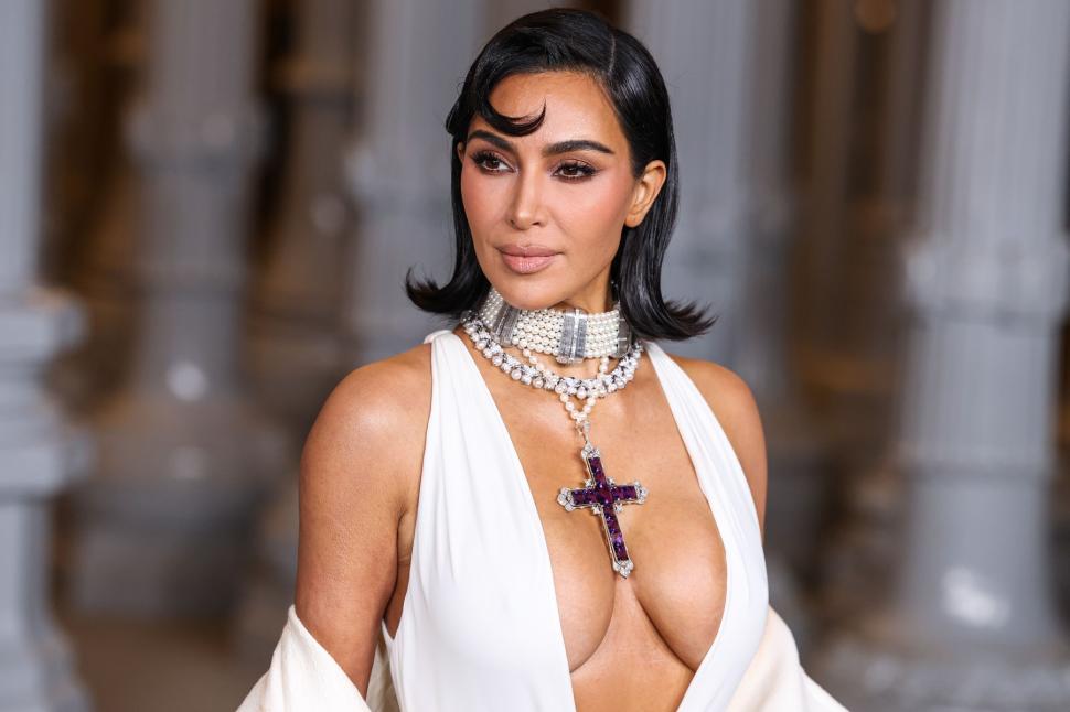 Kim Kardashian a stârnit controverse cu decolteul, după ce a ieșit prima dată în public purtând crucifixul preferat al Prințesei Diana 933368