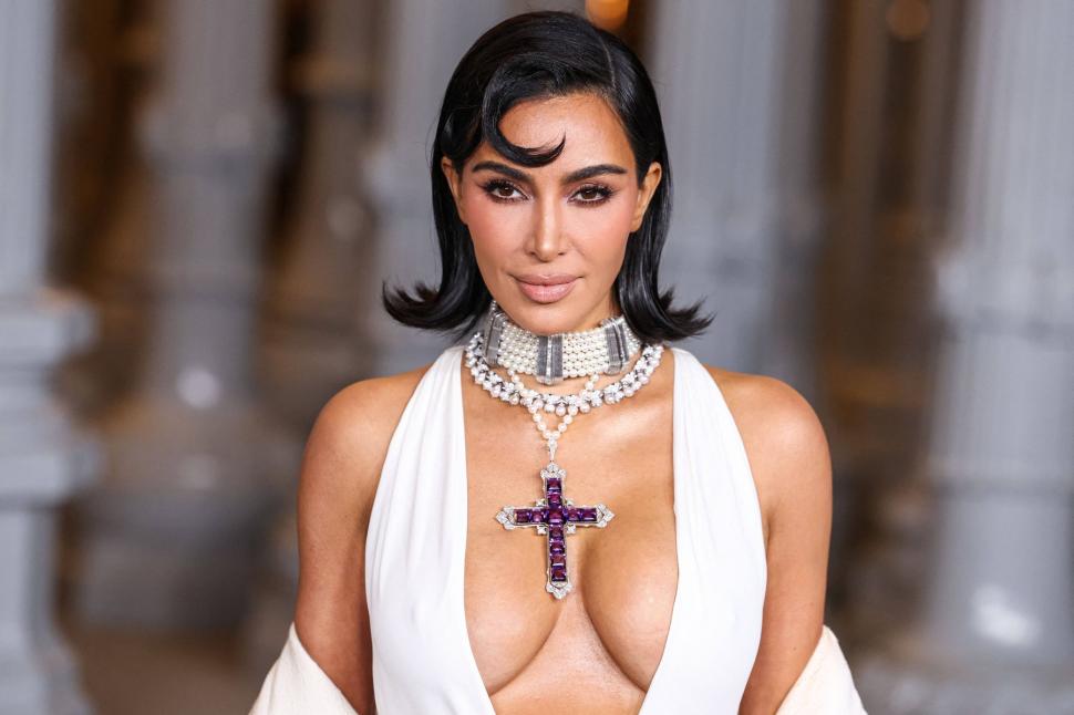 Kim Kardashian a stârnit controverse cu decolteul, după ce a ieșit prima dată în public purtând crucifixul preferat al Prințesei Diana 933370