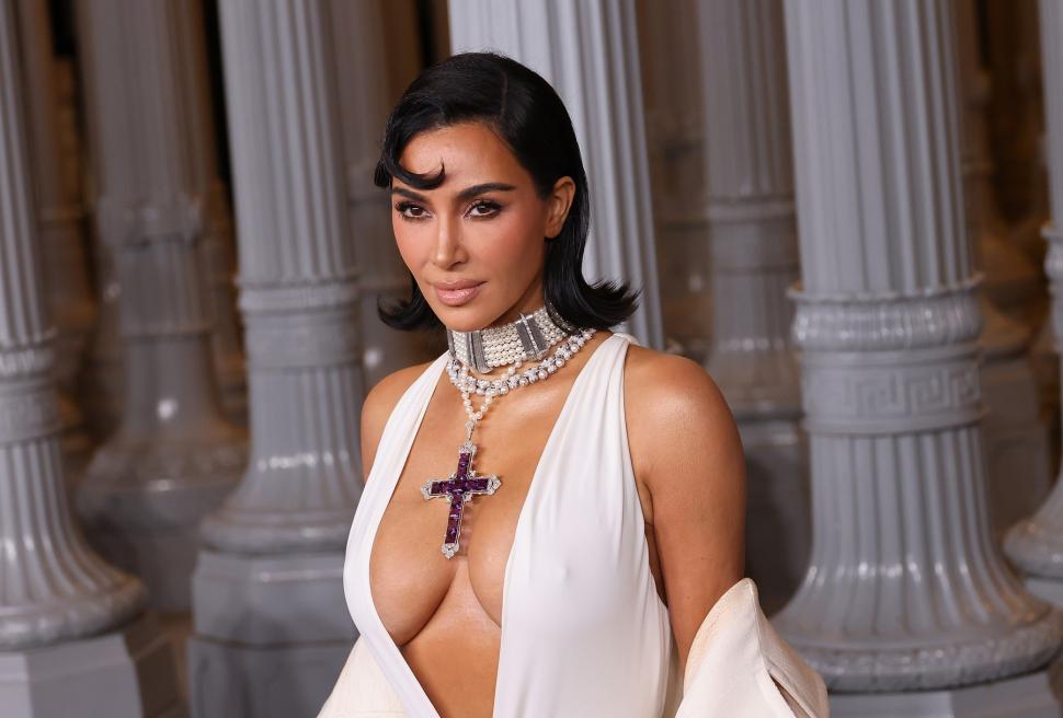 Kim Kardashian a stârnit controverse cu decolteul, după ce a ieșit prima dată în public purtând crucifixul preferat al Prințesei Diana 933372