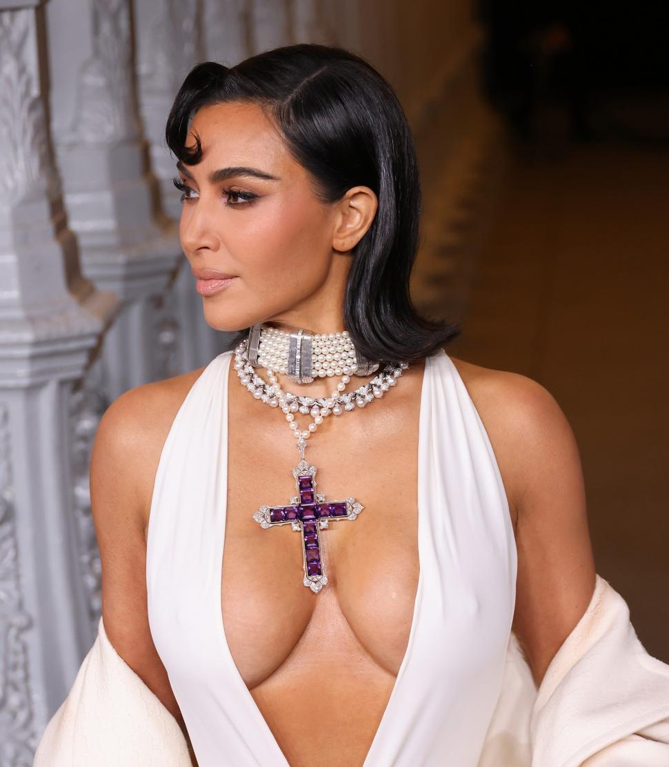 Kim Kardashian a stârnit controverse cu decolteul, după ce a ieșit prima dată în public purtând crucifixul preferat al Prințesei Diana 933373