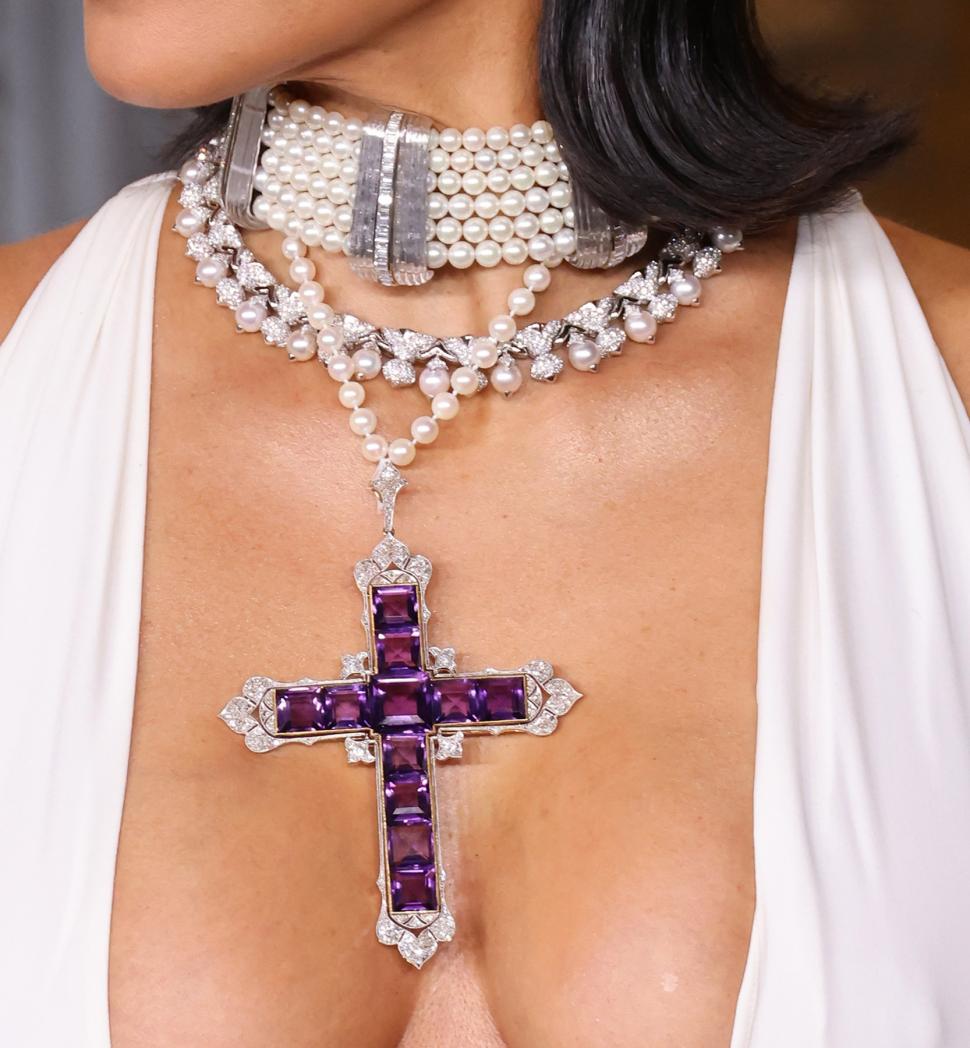 Kim Kardashian a stârnit controverse cu decolteul, după ce a ieșit prima dată în public purtând crucifixul preferat al Prințesei Diana 933374