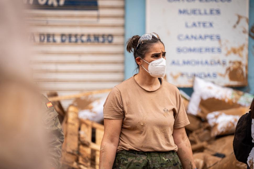 Scene tulburătoare după apocalipsa din Valencia. Plini de noroi, oamenii încearcă să-și curețe orașele și să-și recupereze morții 933453