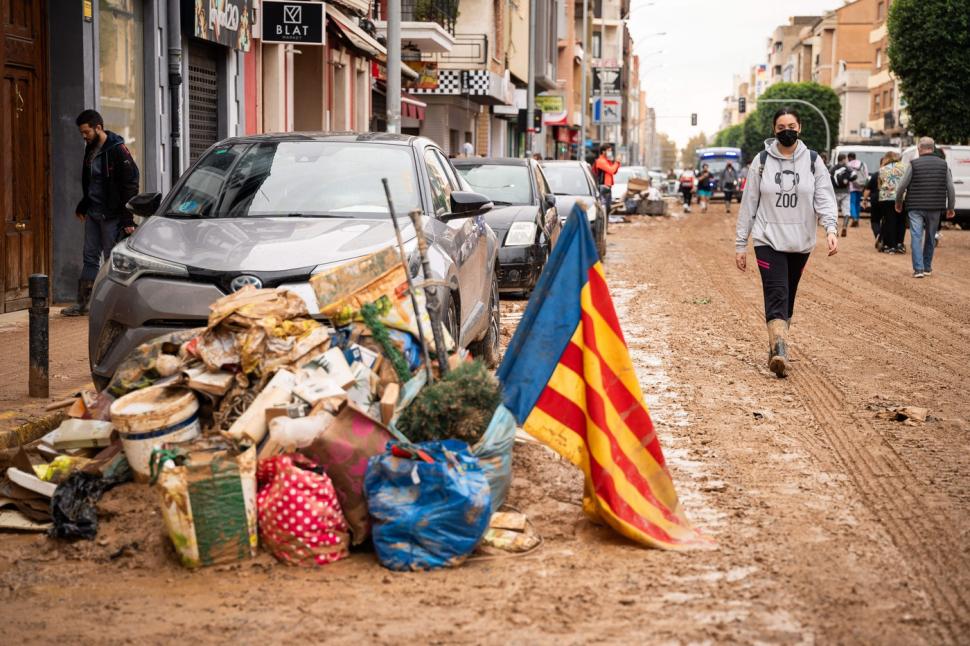 Scene tulburătoare după apocalipsa din Valencia. Plini de noroi, oamenii încearcă să-și curețe orașele și să-și recupereze morții 933455