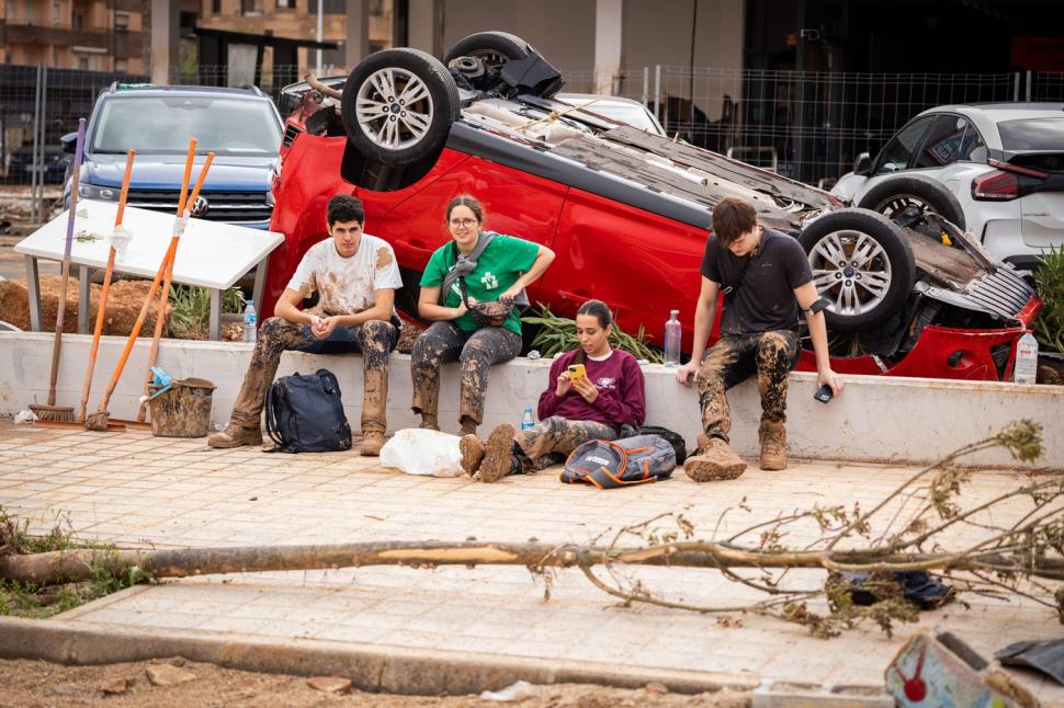 Scene tulburătoare după apocalipsa din Valencia. Plini de noroi, oamenii încearcă să-și curețe orașele și să-și recupereze morții 933456