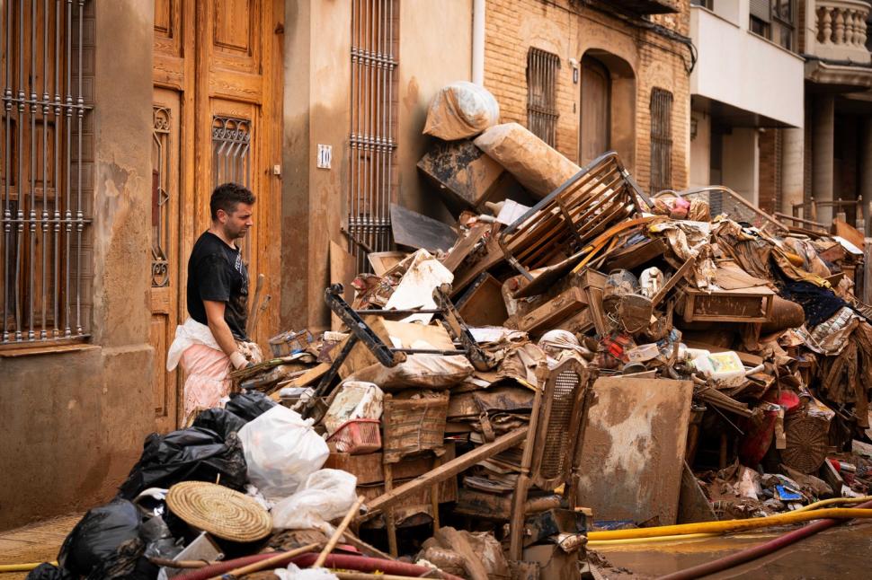 Scene tulburătoare după apocalipsa din Valencia. Plini de noroi, oamenii încearcă să-și curețe orașele și să-și recupereze morții 933457