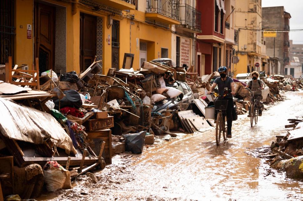 Scene tulburătoare după apocalipsa din Valencia. Plini de noroi, oamenii încearcă să-și curețe orașele și să-și recupereze morții 933458