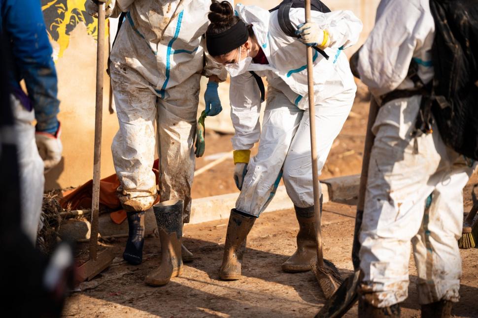 Scene tulburătoare după apocalipsa din Valencia. Plini de noroi, oamenii încearcă să-și curețe orașele și să-și recupereze morții 933460