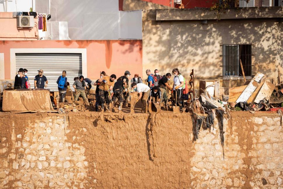 Scene tulburătoare după apocalipsa din Valencia. Plini de noroi, oamenii încearcă să-și curețe orașele și să-și recupereze morții 933461