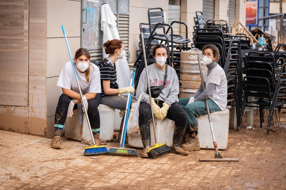 Scene tulburătoare după apocalipsa din Valencia. Plini de noroi, oamenii încearcă să-și curețe orașele și să-și recupereze morții 933462