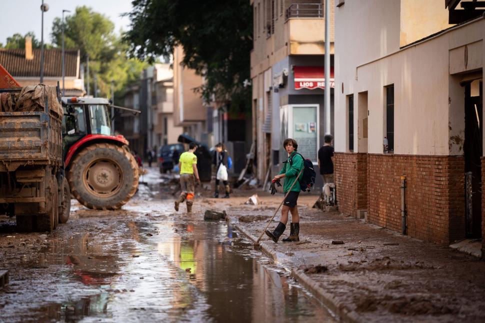 Scene tulburătoare după apocalipsa din Valencia. Plini de noroi, oamenii încearcă să-și curețe orașele și să-și recupereze morții 933463