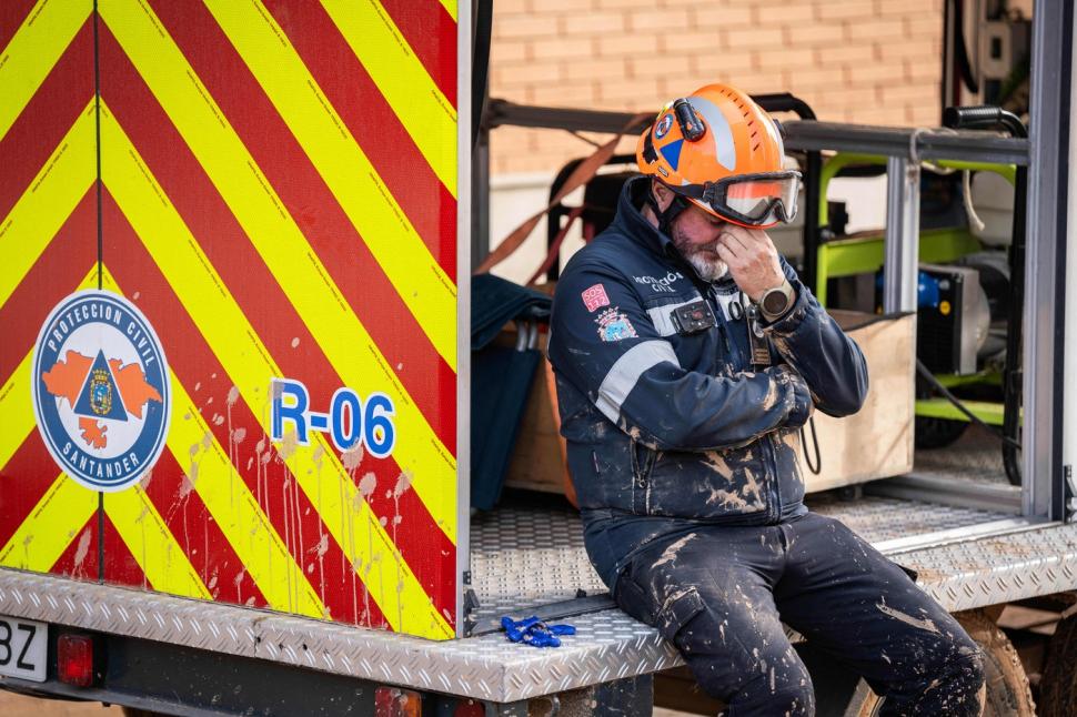 Scene tulburătoare după apocalipsa din Valencia. Plini de noroi, oamenii încearcă să-și curețe orașele și să-și recupereze morții 933464