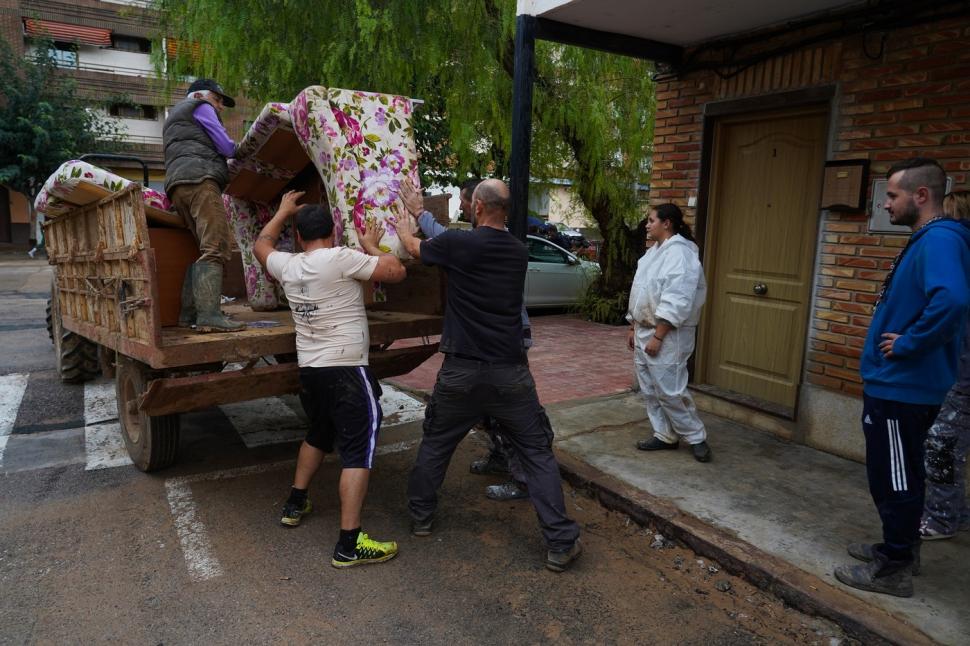 Scene tulburătoare după apocalipsa din Valencia. Plini de noroi, oamenii încearcă să-și curețe orașele și să-și recupereze morții 933465