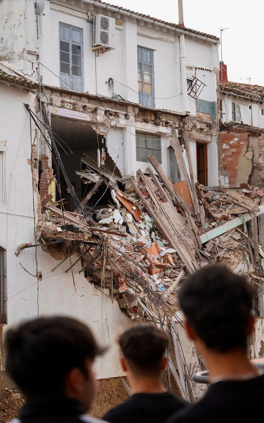 Scene tulburătoare după apocalipsa din Valencia. Plini de noroi, oamenii încearcă să-și curețe orașele și să-și recupereze morții 933467