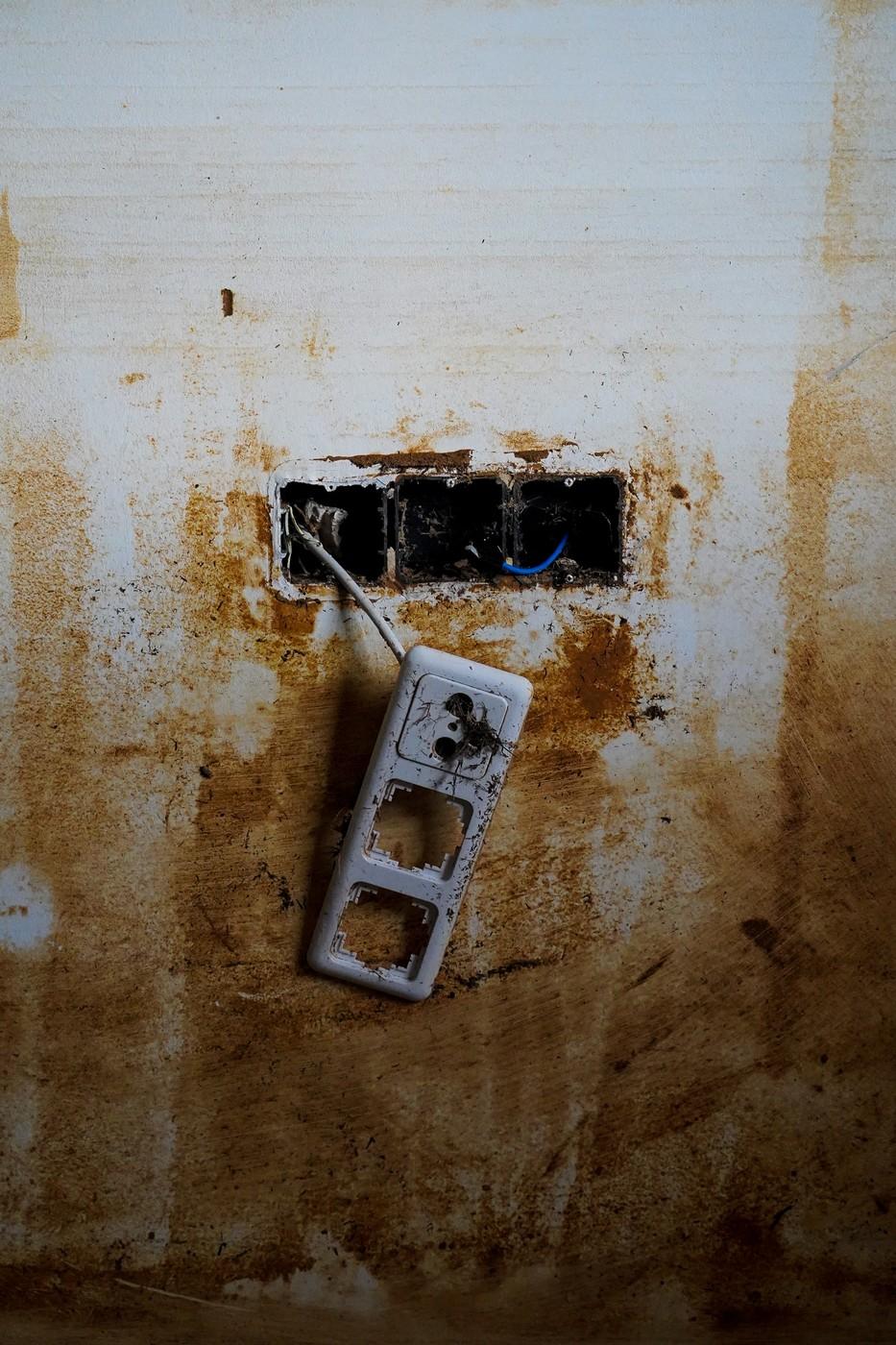 Scene tulburătoare după apocalipsa din Valencia. Plini de noroi, oamenii încearcă să-și curețe orașele și să-și recupereze morții 933471