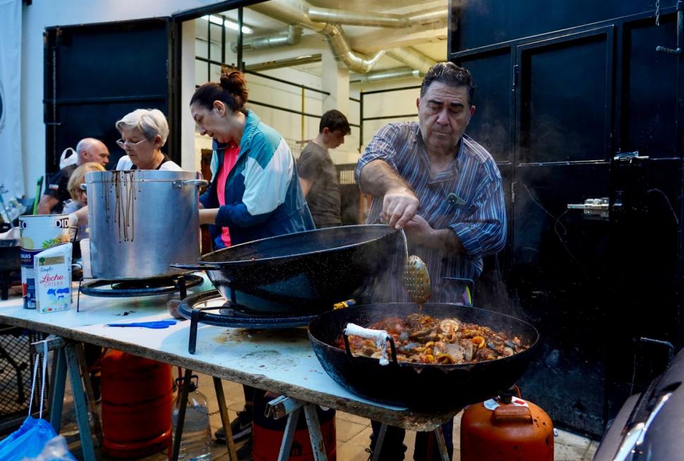 Scene tulburătoare după apocalipsa din Valencia. Plini de noroi, oamenii încearcă să-și curețe orașele și să-și recupereze morții 933481
