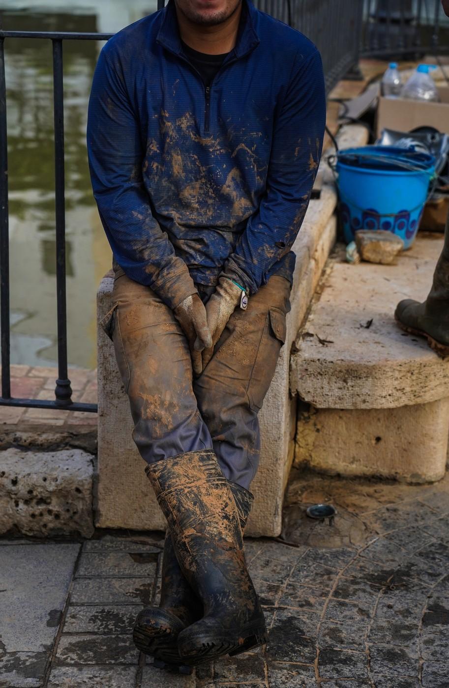 Scene tulburătoare după apocalipsa din Valencia. Plini de noroi, oamenii încearcă să-și curețe orașele și să-și recupereze morții 933482