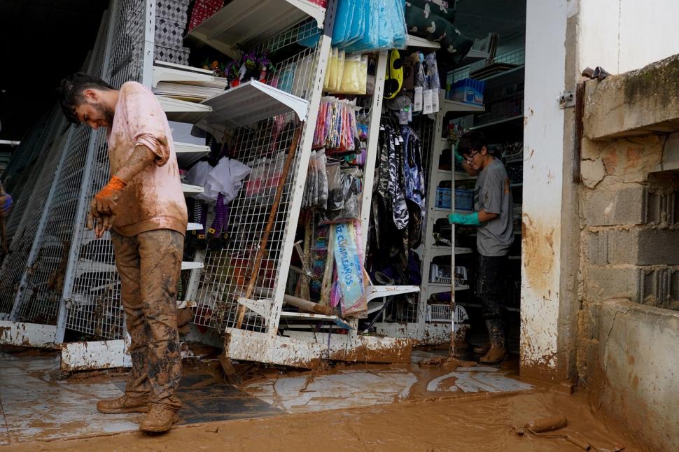 Scene tulburătoare după apocalipsa din Valencia. Plini de noroi, oamenii încearcă să-și curețe orașele și să-și recupereze morții 933484