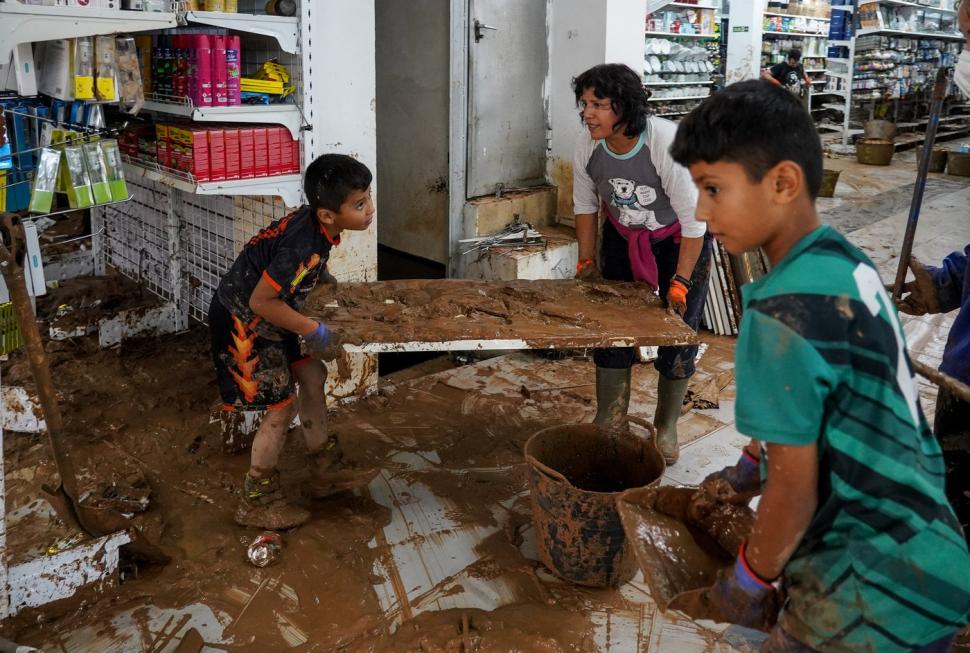 Scene tulburătoare după apocalipsa din Valencia. Plini de noroi, oamenii încearcă să-și curețe orașele și să-și recupereze morții 933485