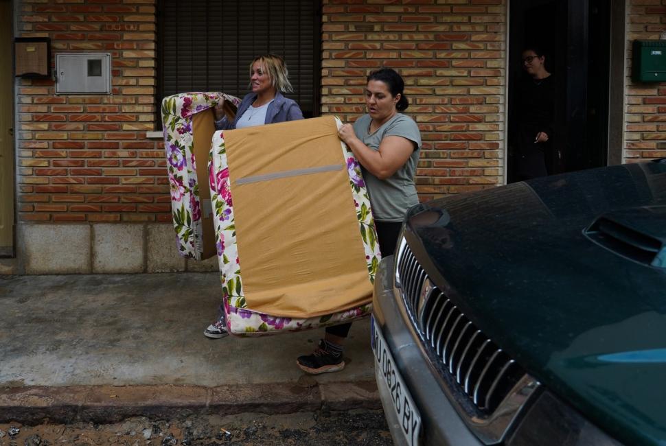 Scene tulburătoare după apocalipsa din Valencia. Plini de noroi, oamenii încearcă să-și curețe orașele și să-și recupereze morții 933486