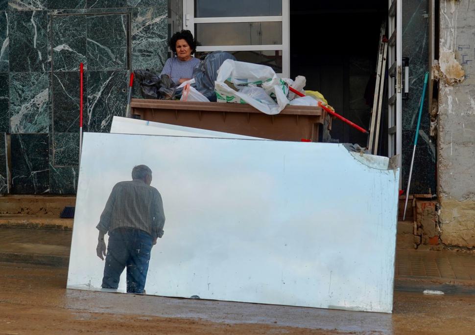 Scene tulburătoare după apocalipsa din Valencia. Plini de noroi, oamenii încearcă să-și curețe orașele și să-și recupereze morții 933487