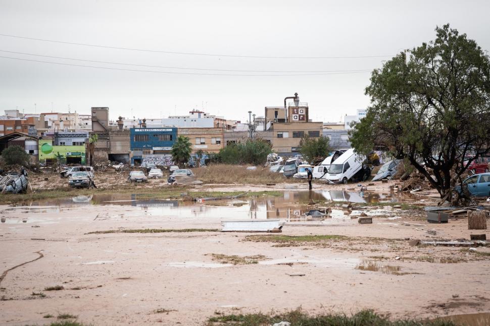 Scene tulburătoare după apocalipsa din Valencia. Plini de noroi, oamenii încearcă să-și curețe orașele și să-și recupereze morții 933489