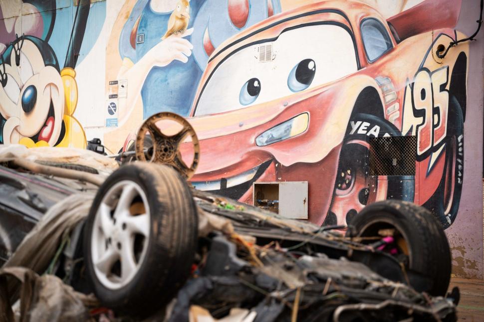 Scene tulburătoare după apocalipsa din Valencia. Plini de noroi, oamenii încearcă să-și curețe orașele și să-și recupereze morții 933490