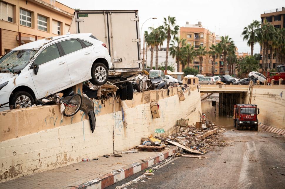 Scene tulburătoare după apocalipsa din Valencia. Plini de noroi, oamenii încearcă să-și curețe orașele și să-și recupereze morții 933491