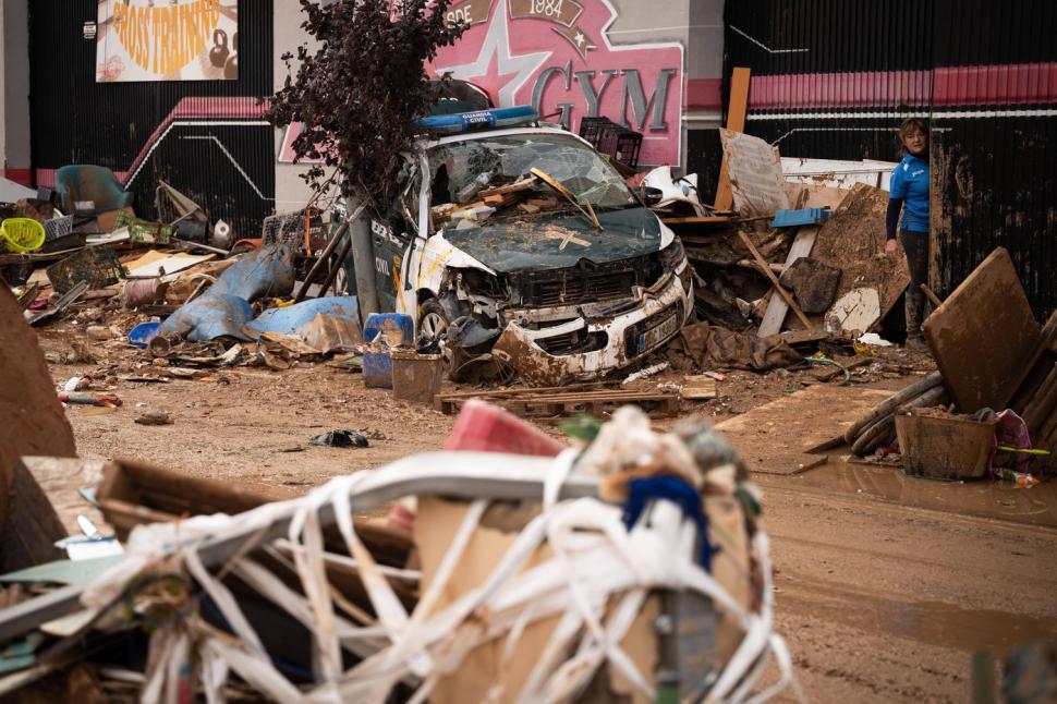 Scene tulburătoare după apocalipsa din Valencia. Plini de noroi, oamenii încearcă să-și curețe orașele și să-și recupereze morții 933492