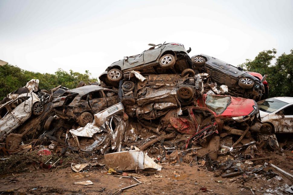 Scene tulburătoare după apocalipsa din Valencia. Plini de noroi, oamenii încearcă să-și curețe orașele și să-și recupereze morții 933495