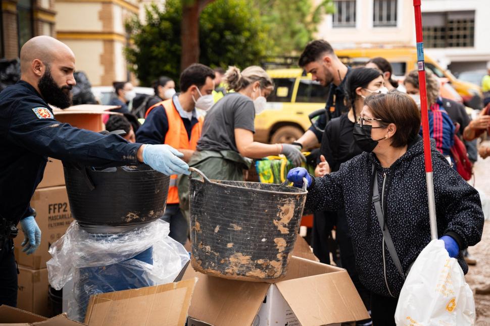 Scene tulburătoare după apocalipsa din Valencia. Plini de noroi, oamenii încearcă să-și curețe orașele și să-și recupereze morții 933496