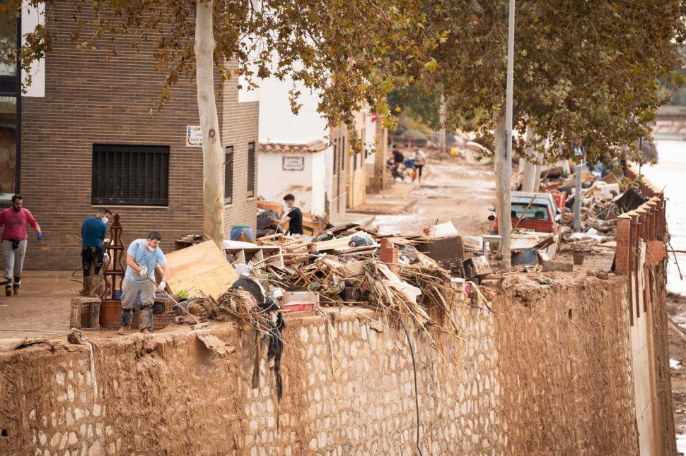 Scene tulburătoare după apocalipsa din Valencia. Plini de noroi, oamenii încearcă să-și curețe orașele și să-și recupereze morții 933497