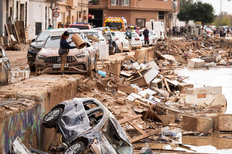 Scene tulburătoare după apocalipsa din Valencia. Plini de noroi, oamenii încearcă să-și curețe orașele și să-și recupereze morții 933499