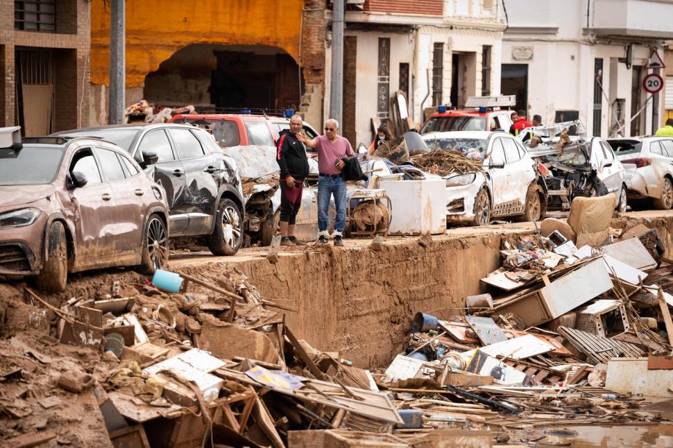 Scene tulburătoare după apocalipsa din Valencia. Plini de noroi, oamenii încearcă să-și curețe orașele și să-și recupereze morții 933500