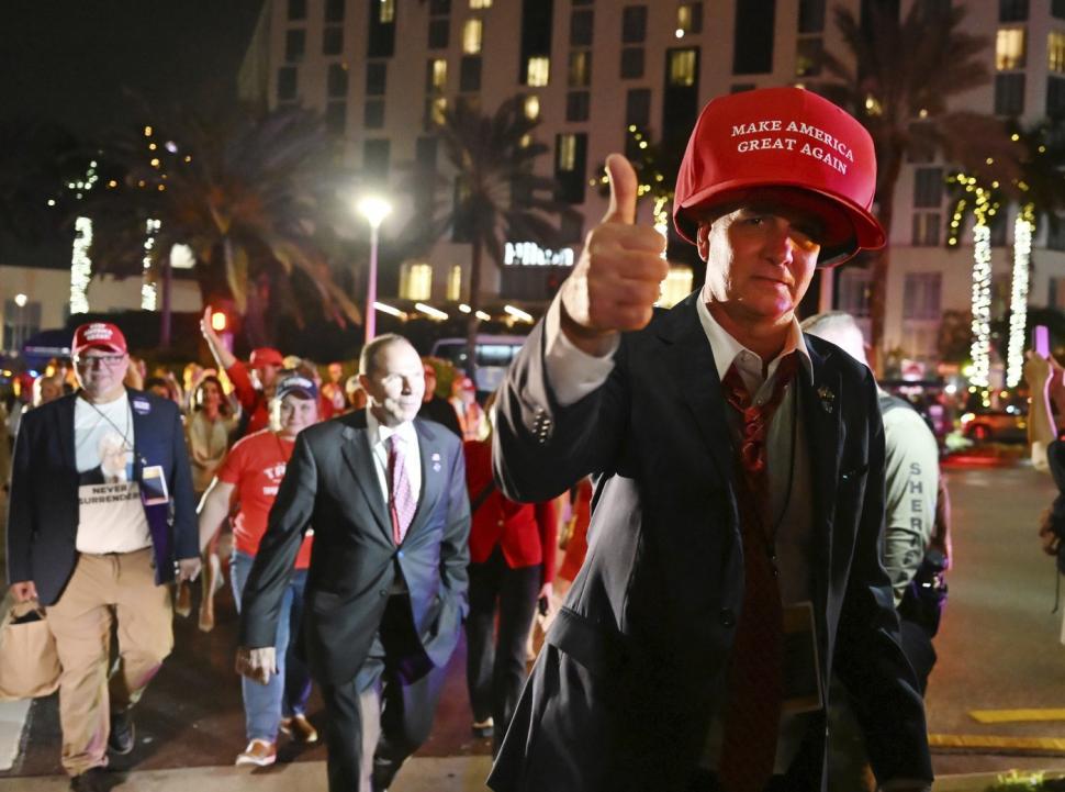 America, ruptă în două. Imagini cu dezastrul din tabăra Kamalei Harris și extazul susținătorilor lui Trump  933653