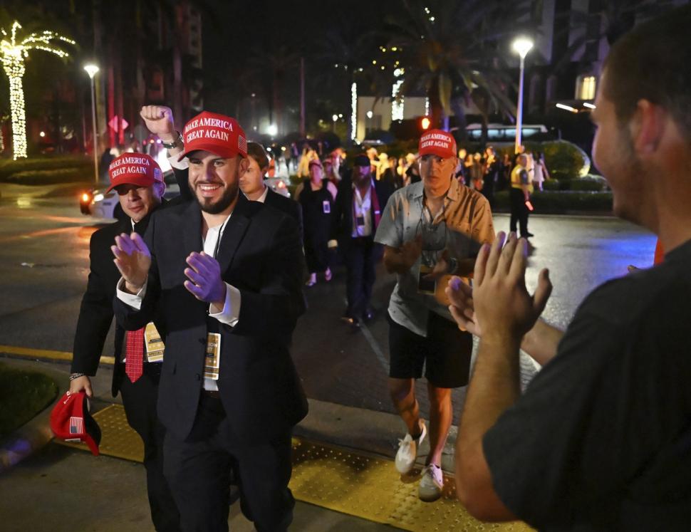 America, ruptă în două. Imagini cu dezastrul din tabăra Kamalei Harris și extazul susținătorilor lui Trump  933654