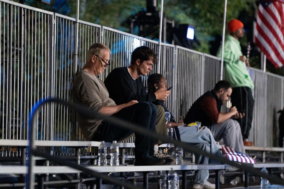 America, ruptă în două. Imagini cu dezastrul din tabăra Kamalei Harris și extazul susținătorilor lui Trump  933663