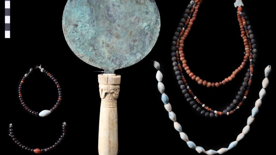  Arheologii au descoperit bijuterii intacte din Egiptul Antic. Imagini cu comoara de lângă Luxor, veche de 3.800 de ani 933765