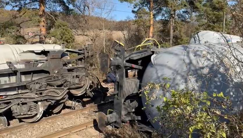 Imagini cu utilajul cu roboți trimis la locul unde s-au răsturnat două vagoane cu benzină. Nicio persoană nu are voie să se apropie 933728